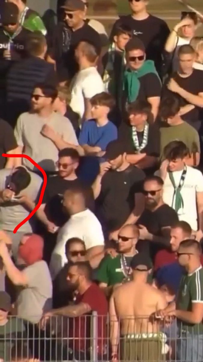 fluckymatore's tweet photo. Ich versteh ja, dass man nicht ganz fit im Schädel ist, wenn man Lustenau-Fan ist und man nur mit gewissen Substanzen überlebensfähig ist. Aber das offen im Block direkt vor Minderjährigen zu machen, ist dann doch ziemlich wild. #absteiger #investorenkonstruktkunden #hcfans https://t.co/K0pKlIWRqN