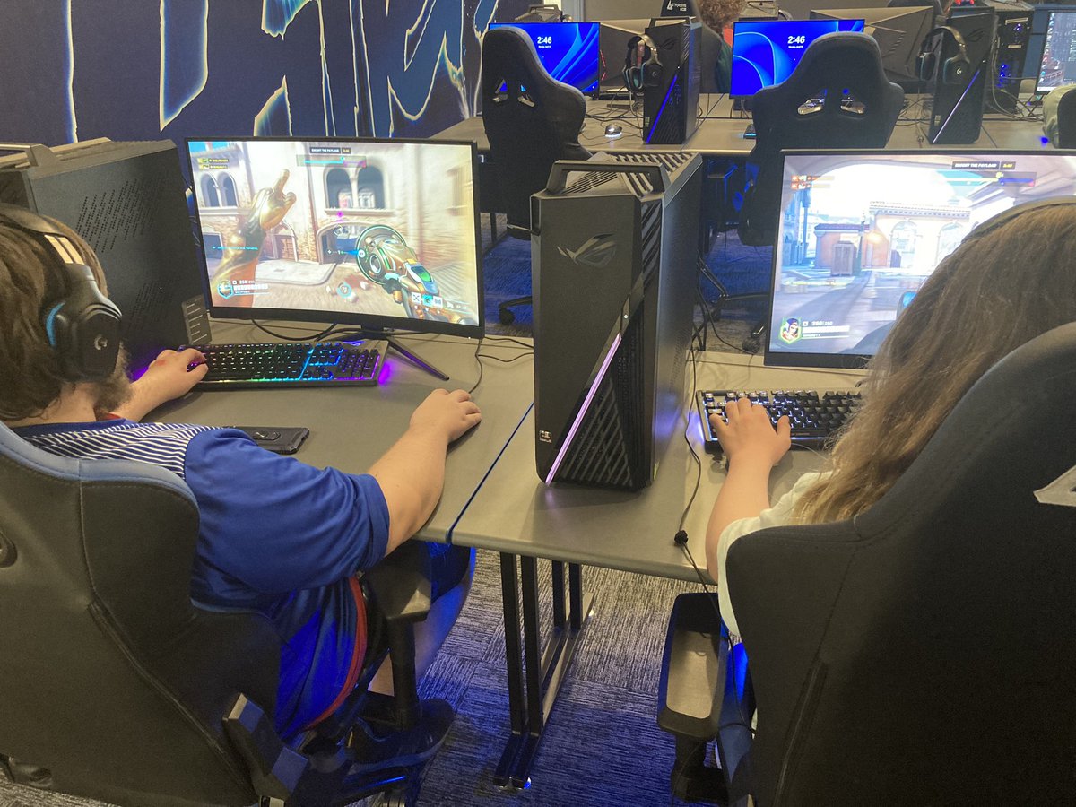 Our @thstrinitypride eSports Overwatch players getting in practice before today’s Round 1 Playoff Game. 🎮 @TrinityAreaSD @Trinity_Hillers