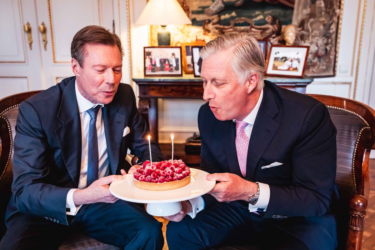🎂 Joyeux Anniversaire ! 🎉 Nous sommes heureux de partager, avec @MonarchieBe, deux photos particulières de S.A.R. le Grand-Duc (69 ans) en compagnie de S.M. le Roi des Belges (64 ans) à l’occasion de leur anniversaire. © Belgian Royal Palace – Bas Bogaerts