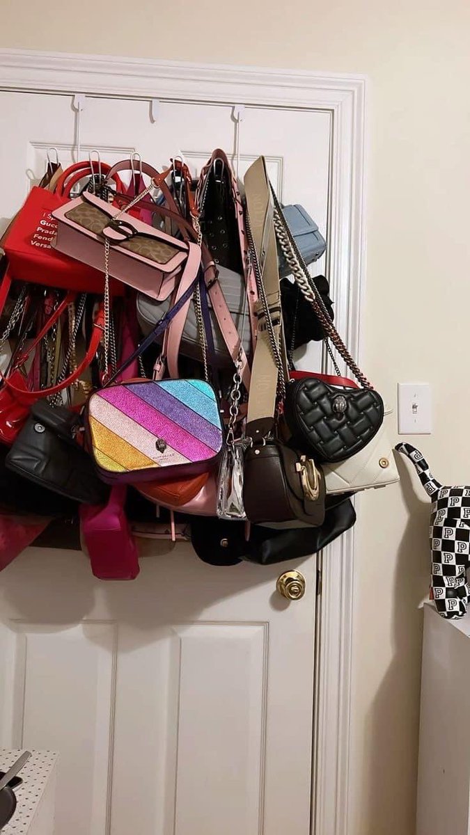 elayshia_'s tweet photo. girls be like 👛 https://t.co/zTPItLdq4L