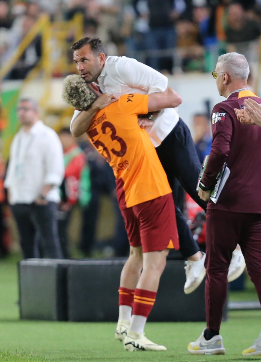 🦁 Barış Alper Yılmaz, attığı golden sonra sevincini teknik direktör Okan Buruk ile yaşadı.