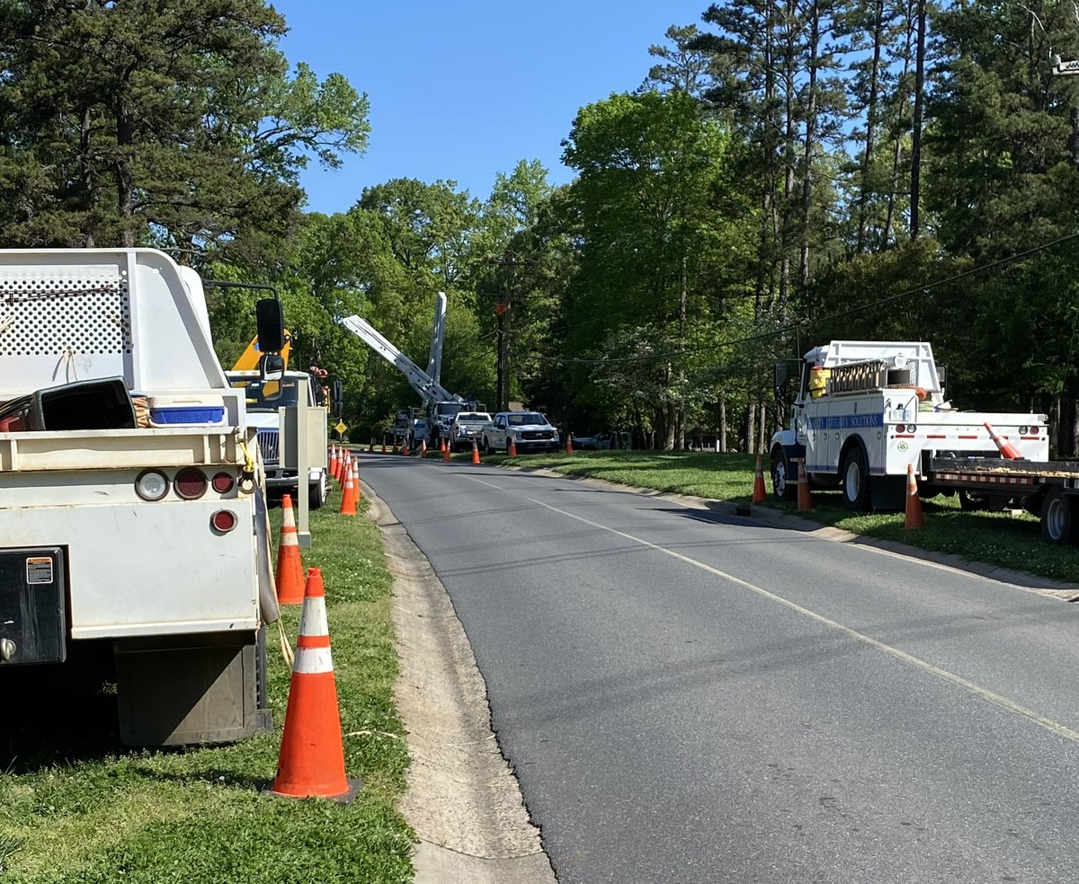 tyson_notchickn's tweet image. Out with the old and in with the new! @DukeEnergy contractor crews are in the River Hills Community of Tega Cay replacing transformers from the 60s and 70s with new transformers and energizing new cable to improve reliability and strengthen the grid in York County, SC.