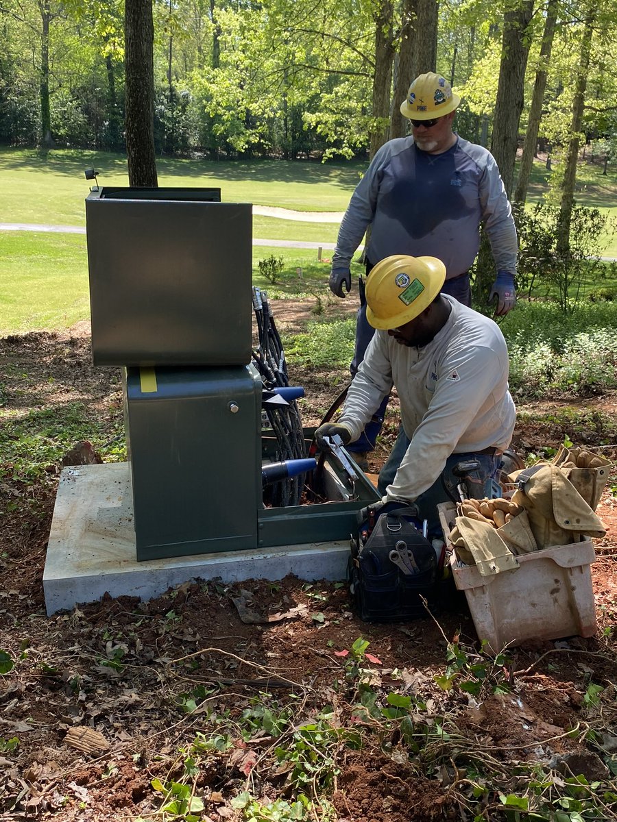 tyson_notchickn's tweet image. Out with the old and in with the new! @DukeEnergy contractor crews are in the River Hills Community of Tega Cay replacing transformers from the 60s and 70s with new transformers and energizing new cable to improve reliability and strengthen the grid in York County, SC.