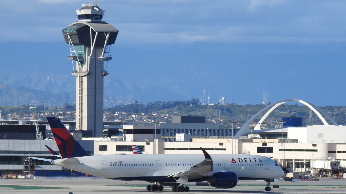 veryboeing's tweet photo. Delta Airlines #A350 -941 #N518DZ arriving and #N515DN departing KLAX https://t.co/BzPH9KFLJN