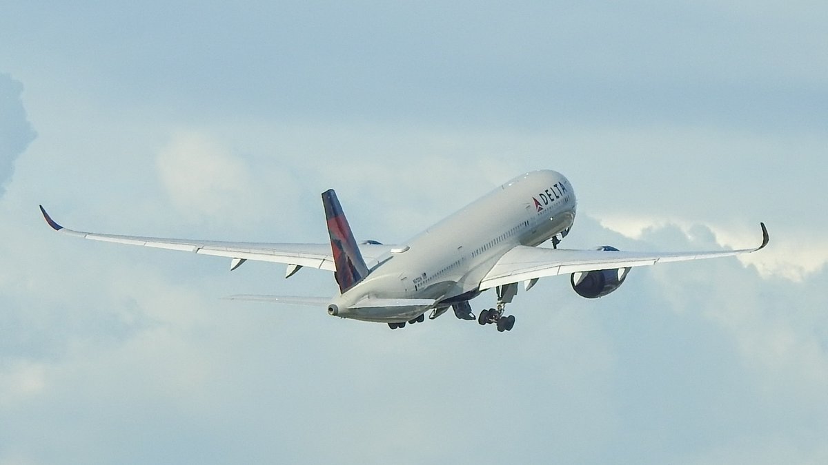 veryboeing's tweet photo. Delta Airlines #A350 -941 #N518DZ arriving and #N515DN departing KLAX https://t.co/BzPH9KFLJN