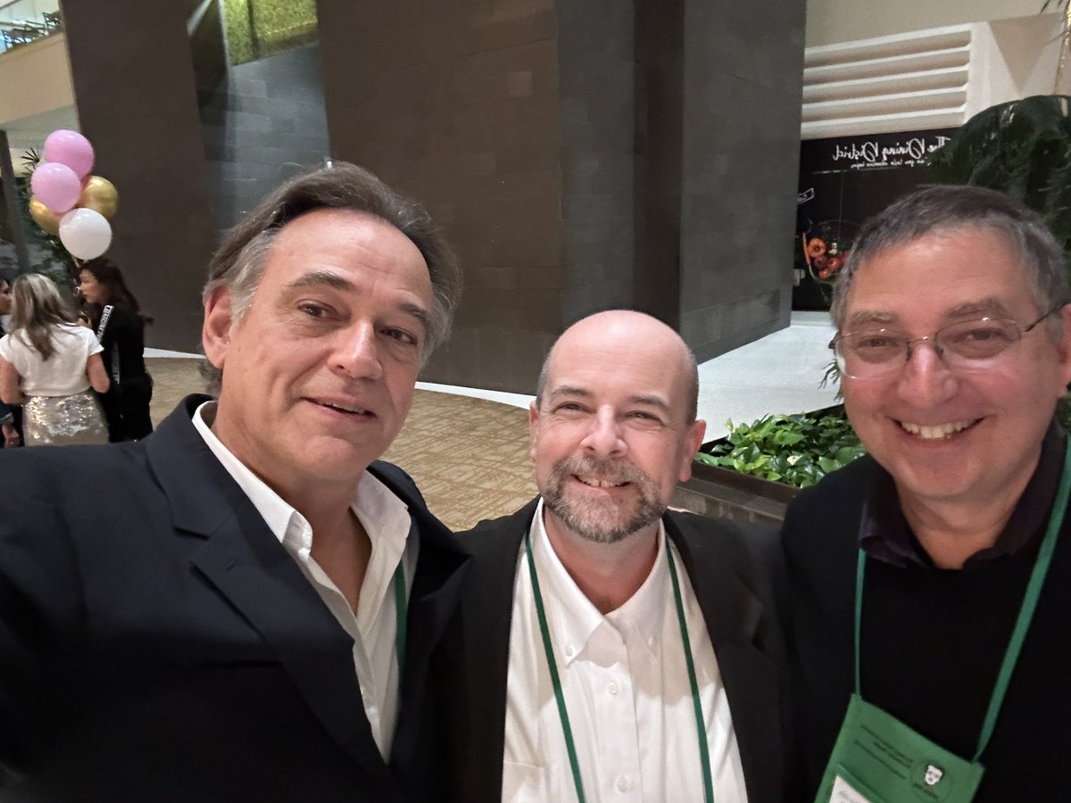 I have to say one of my favorite memories of @leftcoastcrime2024 #SeattleShakedown was hanging with these two knucklehe— I mean, outstanding & terrific authors. One of them wrote the “Armored Car” episode of “Baywatch” I was in. I’ll let you guess which. @LeeGoldberg…
