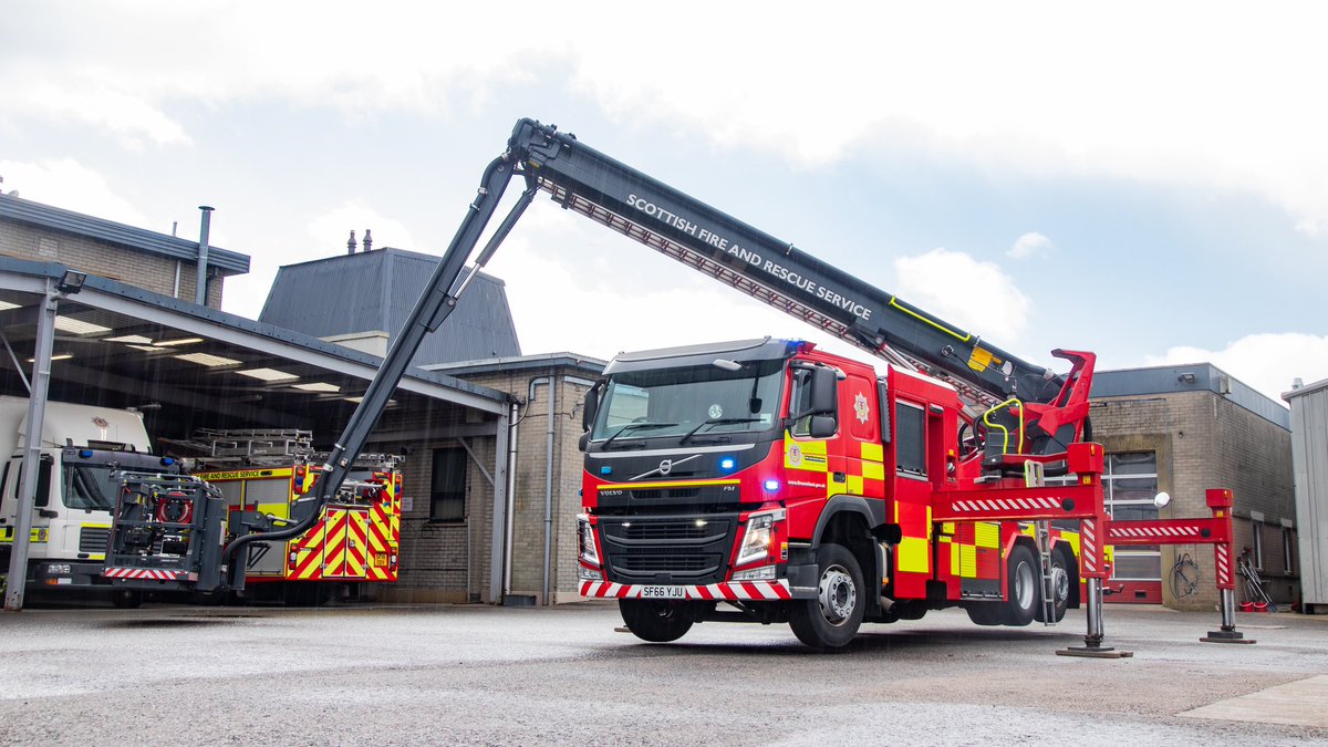 It’s always great to see these impressive pieces of kit in action, so it would’ve been rude to turn down a little demonstration for our photographs! Inverness’ @RosenbauerUK @VolvoTrucksUK ALP photographed a few weekends ago