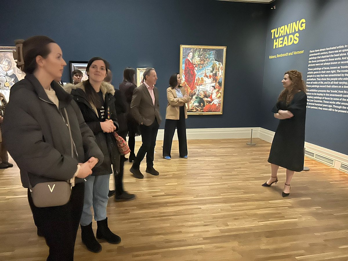 Delighted to welcome with CEO @pvdmeersch @MediahuisIRL friends to the gorgeous 🇧🇪 🇳🇱 exhibition #Turningheads in @NGIreland. 🙏 @Lizzie_Marx for sharing your invaluable insights. @EU2024BE debates the importance of cultural heritage & art for 🇪🇺 identity. Happy #WorldArtDay!