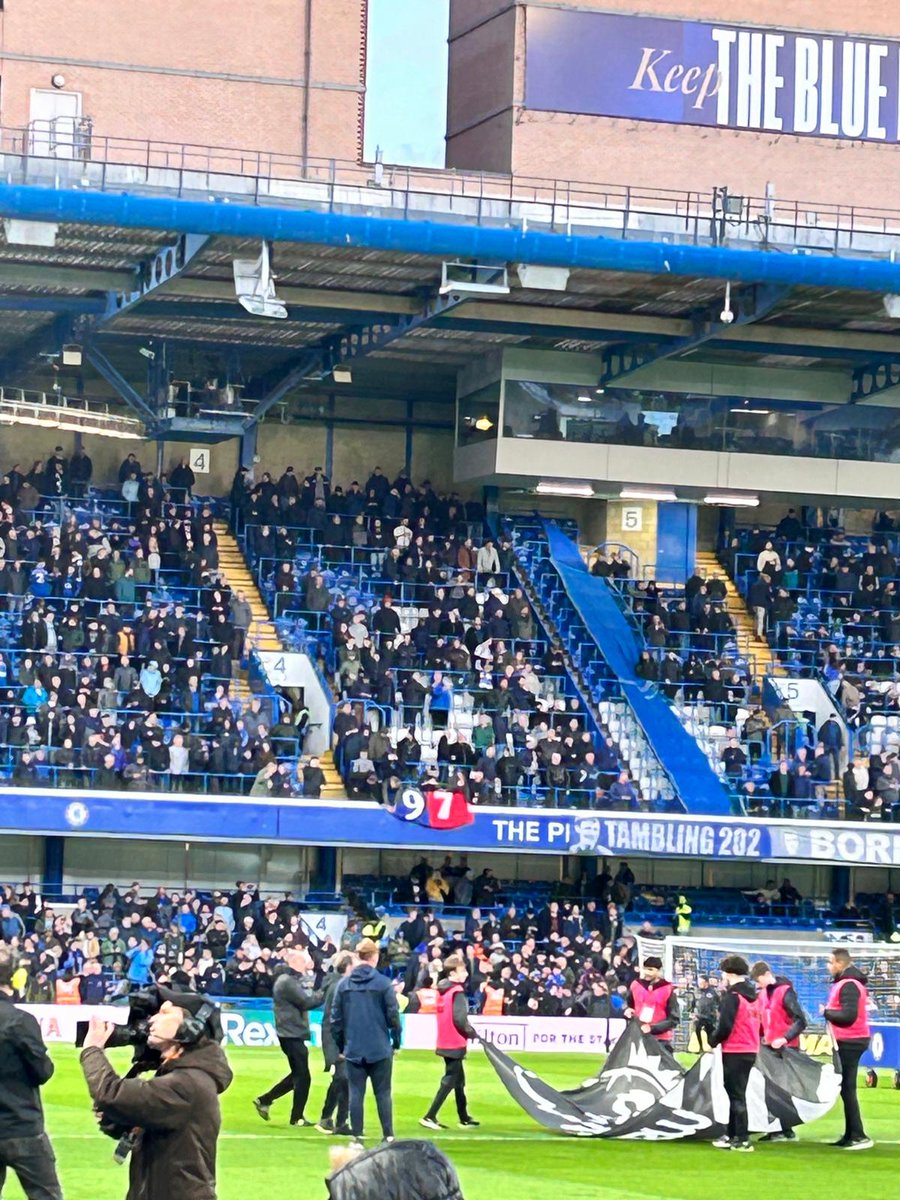 la_femme_x's tweet photo. Respect @Everton supporters
#CHEVEVE https://t.co/1NP2srtZj1