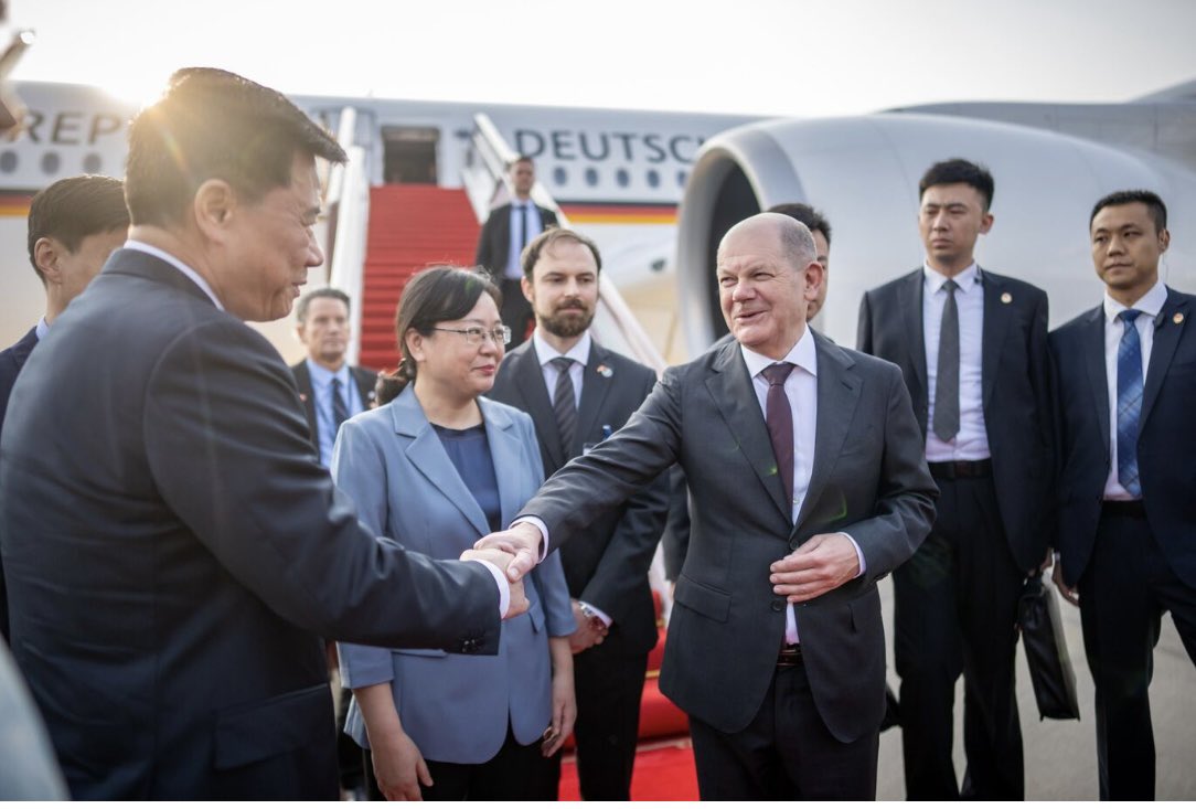 Ehre wem Ehre gebührt! Olaf Scholz wird am 14. April am Flughafen Chongqing in China von Zhang Guozhi, dem Vizebürgermeister der Stadt Chongqing, zusammen mit Wu Ken, Chinas Botschafter in Deutschland, begrüßt.😂🤣😂