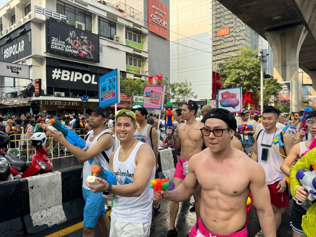 supargon's tweet photo. ล่าสุดสีลมแจกถุงยางจ้า พร้อมใช้สุด
#สงกรานต์2567 #สีลม
#Songkran #thailand https://t.co/V4tFDL33NN