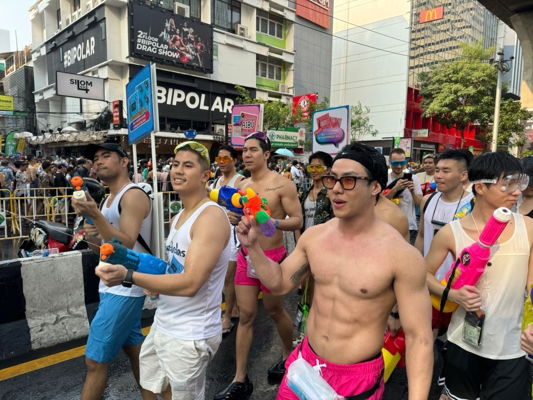 supargon's tweet photo. ล่าสุดสีลมแจกถุงยางจ้า พร้อมใช้สุด
#สงกรานต์2567 #สีลม
#Songkran #thailand https://t.co/V4tFDL33NN