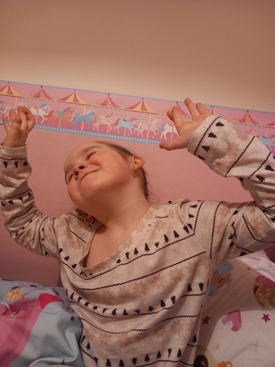 PosGlad84's tweet photo. @RandyOrton This is my little lady's impression of the signature pose.... out of 10? 😃 #WWE #rko #WWERaw #WWENXT #WWESpeed #WWESmackdown #WWEDraft #wwe2k24 #AEW #AEWDynasty https://t.co/23AyvEhTaA