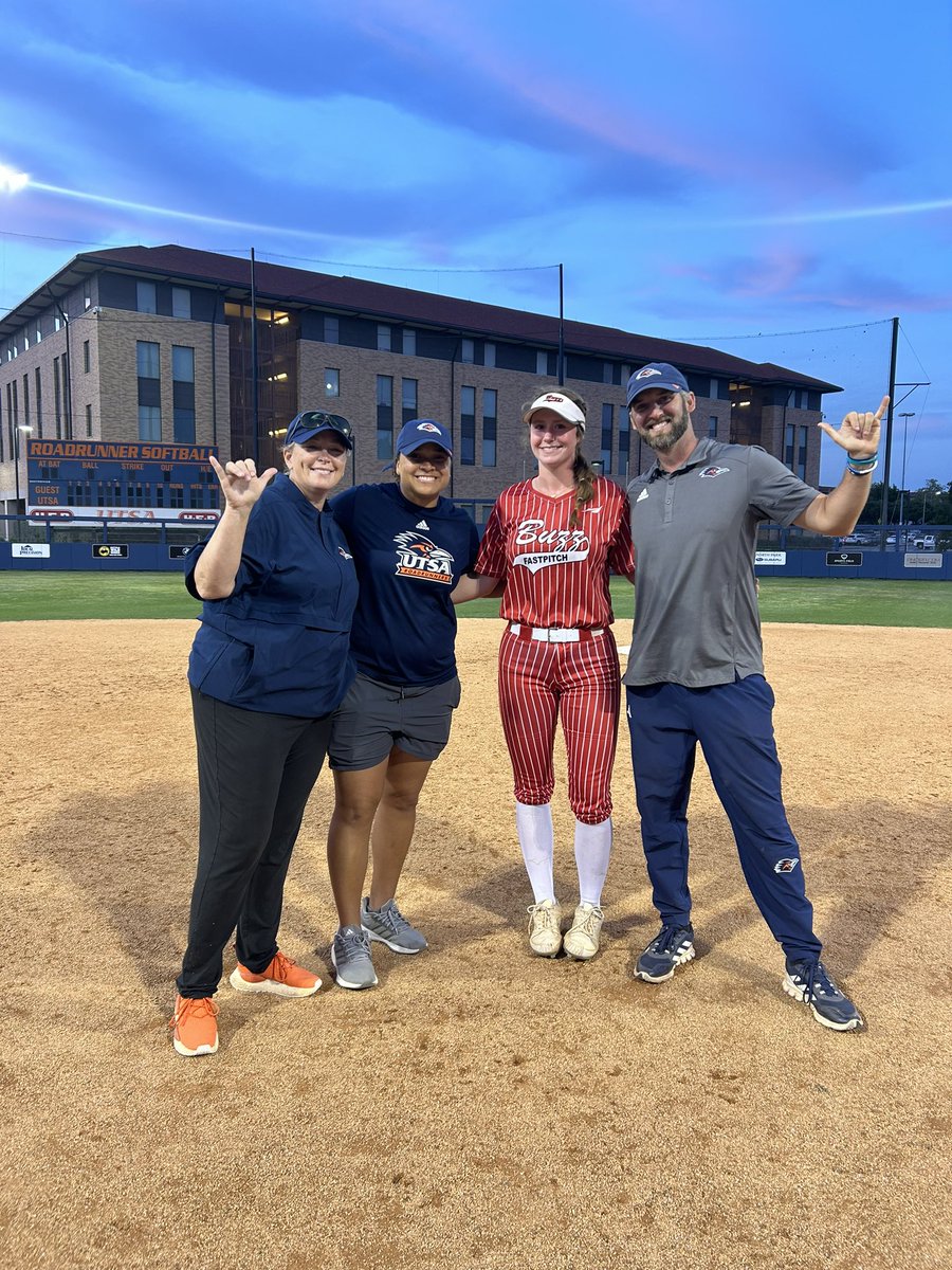 CadieHays's tweet image. Another great time at @UTSASoftball camp! I enjoyed learning a new 1B approach and also hearing a lot about the mental game.Thank you @Vanntastic8 @torismith_6 @Coach_JimBray #PluckEm @TreyHoldbrook @BuzzCentex