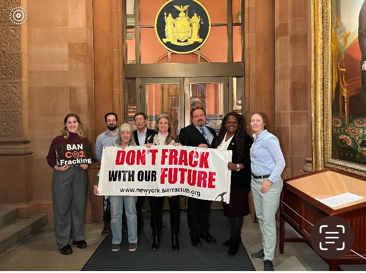 ssteingraber1's tweet photo. This is a little thread, composed in the Albany train station, about how I, an introverted biologist who prefers staying home and looking at data, participate in the political process.

Today I went to Albany to join legislators and advocates in a letter delivery to the governor. https://t.co/gMyQ6T4PFm