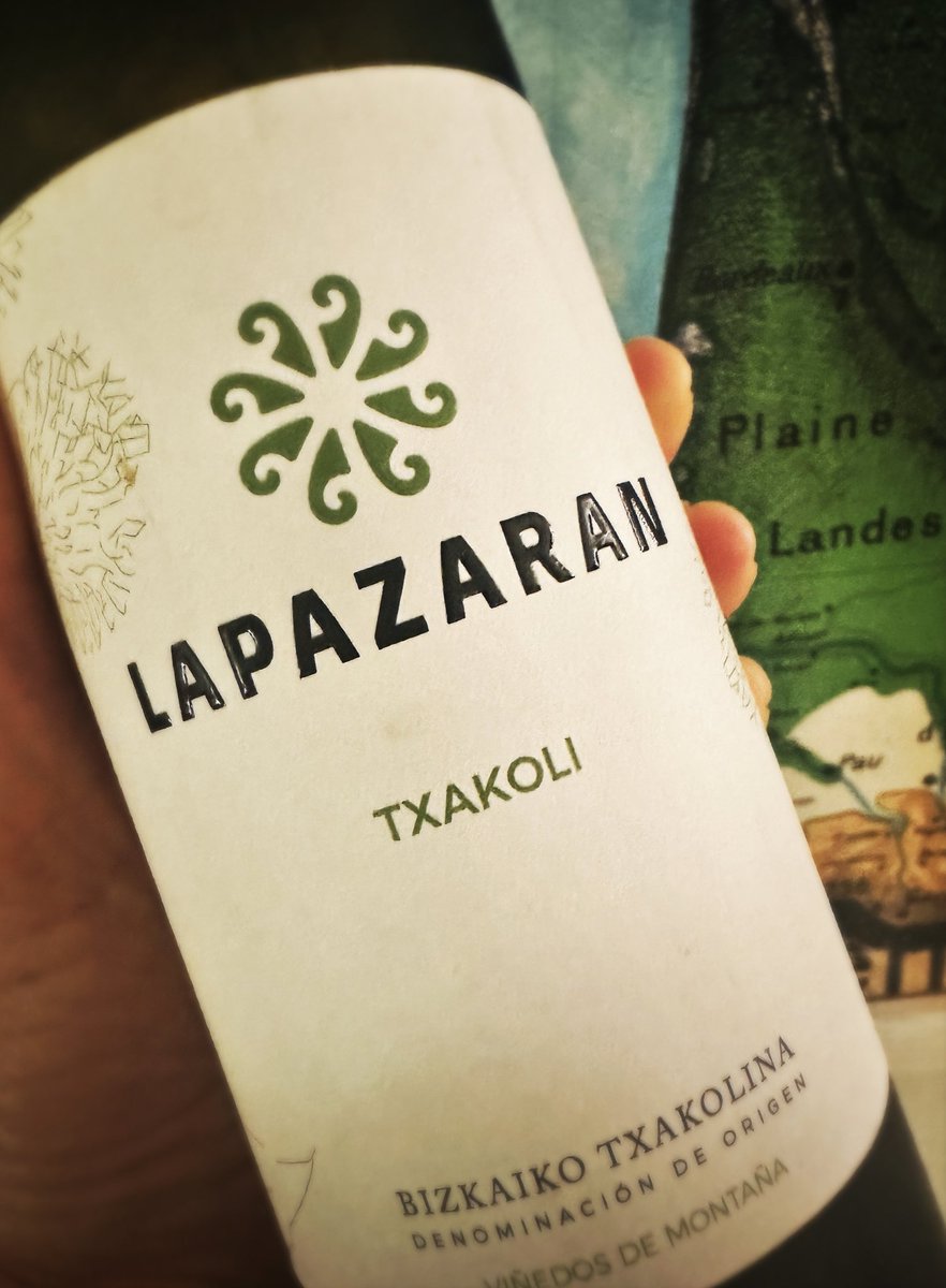 Pallier au #lundi avec un #Txakoli rapporté de vacances… il manque juste la plage et les pintxos mais sinon on est bien 🥰
#Riesling et #HondarribiZuri pour un vin léger aux notes d’agrumes, de fruits blancs d’été sur fond de miel 🍯🍏

#PaysBasque #PaìsVasco #Lapazaran #Muxika