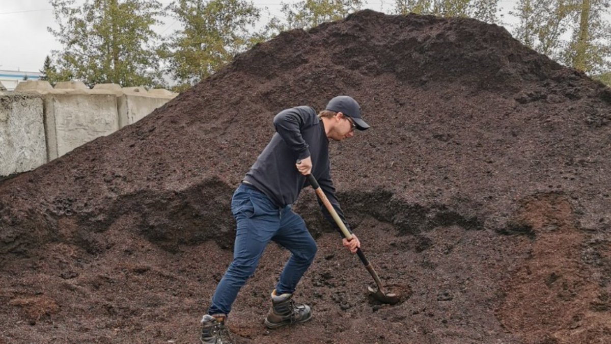 Free City of Edmonton Horticultural Compost is now available to residents for home use at Ambleside and Kennedale Eco Stations! Before heading over, remember to bring your shovel, gloves, containers and a tarp for securing your load. Learn more at edmonton.ca/CompostGiveaway