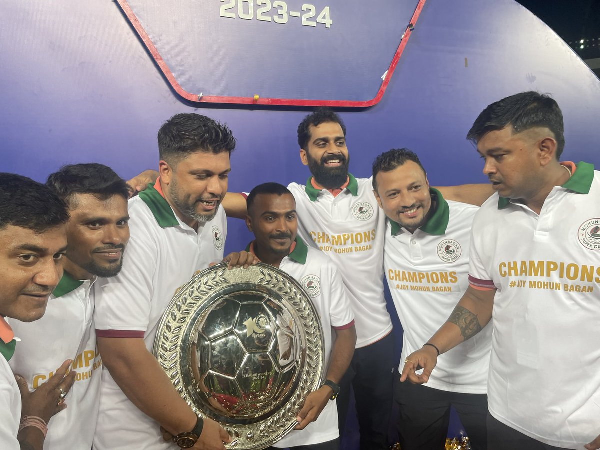 AnurajKedar's tweet photo. My second ISL shield  and the very first with MOHUN BAGAN. Dedicate this shied  to all my Mohun Bagan supporters and well wishers. 💚❤️JOY  MOHUNBAGAN https://t.co/WN04HhqGZP