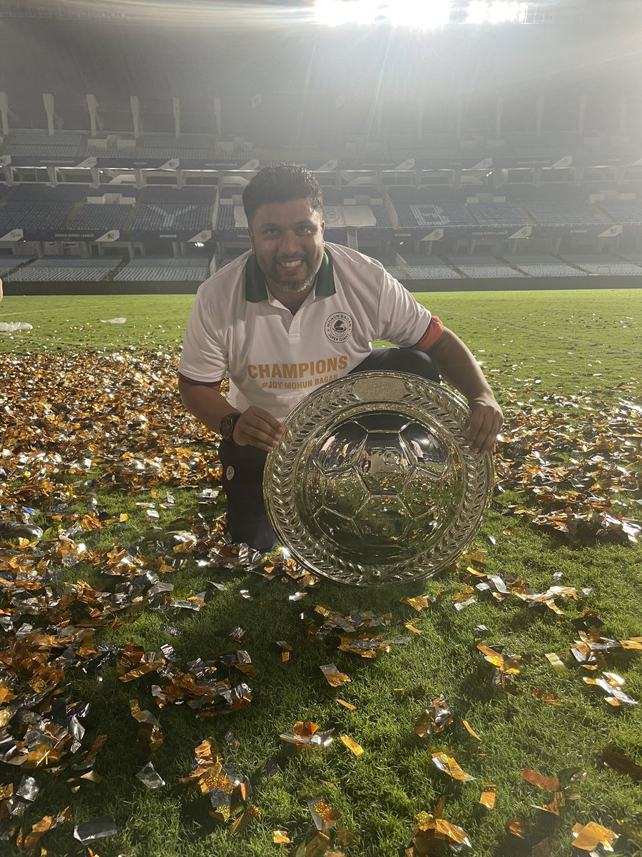 AnurajKedar's tweet photo. My second ISL shield  and the very first with MOHUN BAGAN. Dedicate this shied  to all my Mohun Bagan supporters and well wishers. 💚❤️JOY  MOHUNBAGAN https://t.co/WN04HhqGZP