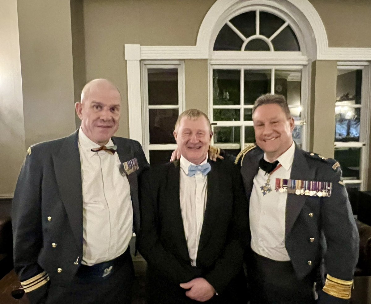 An honour to visit @RoyalAirForce’s 605 (County of Warwick) Sqn RAuxAF - amazing people doing amazing things. 🙏 for the opportunity to present the Sqn with their Coronation medals & what a great dinner night! Even caught up with 2 of the amigos from @RAF_Regiment course J2/90😬!