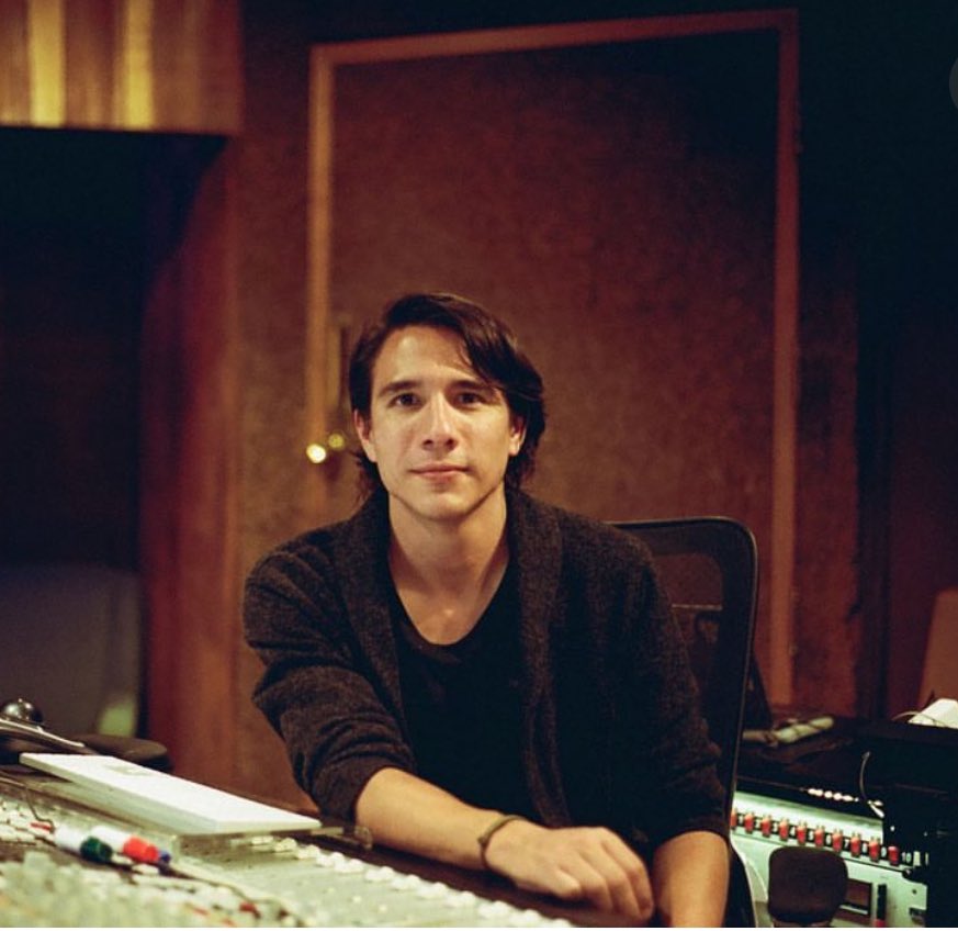 <a href="/esenciadeDuende/">lisa punk</a> Amigas, ¿para qué buscar a un uruguayo, si tienen aquí a su doble mexicano llamado <a href="/rubdesalmado/">Rubén Desalmado</a>? <a href="/atrapaluz/">Atrapaluz</a> y yo lo conocemos y podemos confirmar su increíble parecido. ✨☺️
De nada.