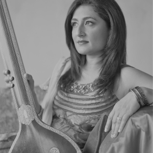 Vous cherchez des suggestions musicales? 🎼 Kiran Ahluwalia est lauréate de deux prix JUNO! Elle chante l'amour et les chagrins, accompagnée du guitariste Rez Abbasi, son partenaire en musique et dans la vie! @TheJUNOAwards #MoisDuPatrimoineSikh nac-cna.ca/fr/bio/kiran-a…