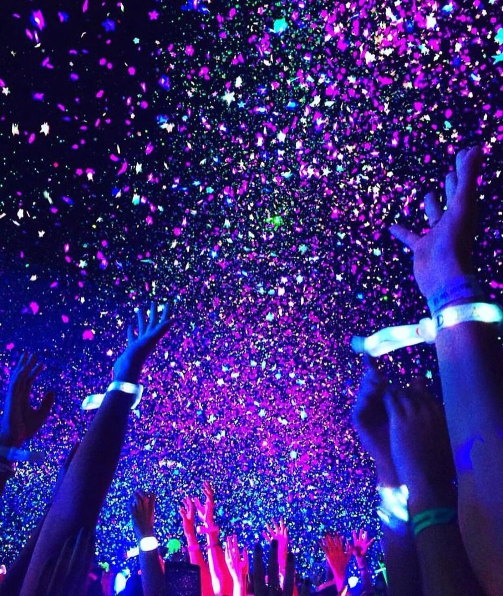 Envie de confettis, de lumières, de couleurs...We'll be glowing in the dark (nous serons scintillants dans le noir)
VIVEMENT ! BIENTÔT...
@coldplay #motswt