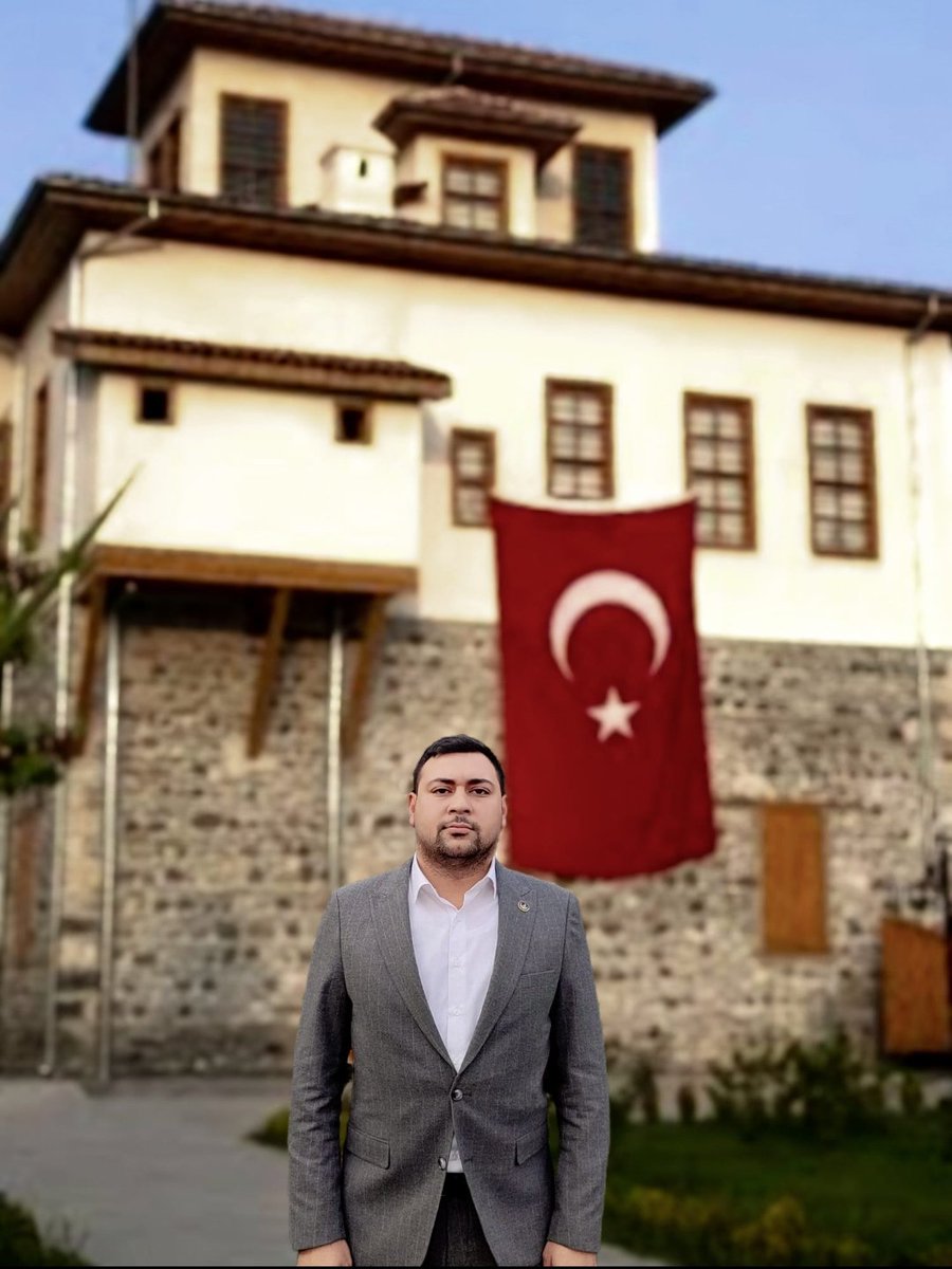 Şüphe yok ki Allah, kendi yolunda, 
yan yana, kurşunla kenetlenip kurulmuş bir duvar gibi saf kurarak savaşanları sever.
Saff/4