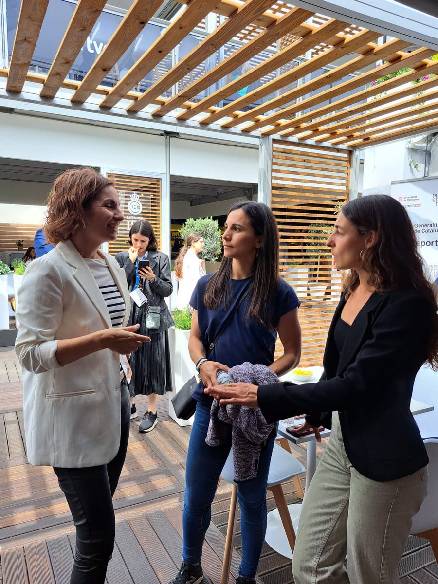 anna_caula's tweet photo. ESPAIS DE TROBADA \ esportistes, àrbitres i tècniques.

🗣️ veus diverses, referents de diferents esports @laiasanz @SaraGallego4v @Maica_GG @LauHerediaPenta amb àrbitres 🔝 i entrenadores de renom. 

🗣️ compartim reflexions, projectes i reptes conjunts.
@esportcat @LauraVilagra https://t.co/tghedG2zKe