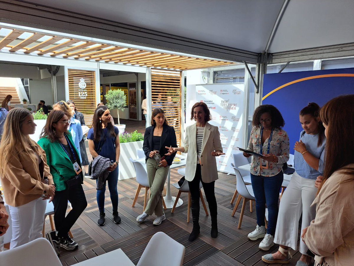 anna_caula's tweet photo. ESPAIS DE TROBADA \ esportistes, àrbitres i tècniques.

🗣️ veus diverses, referents de diferents esports @laiasanz @SaraGallego4v @Maica_GG @LauHerediaPenta amb àrbitres 🔝 i entrenadores de renom. 

🗣️ compartim reflexions, projectes i reptes conjunts.
@esportcat @LauraVilagra https://t.co/tghedG2zKe