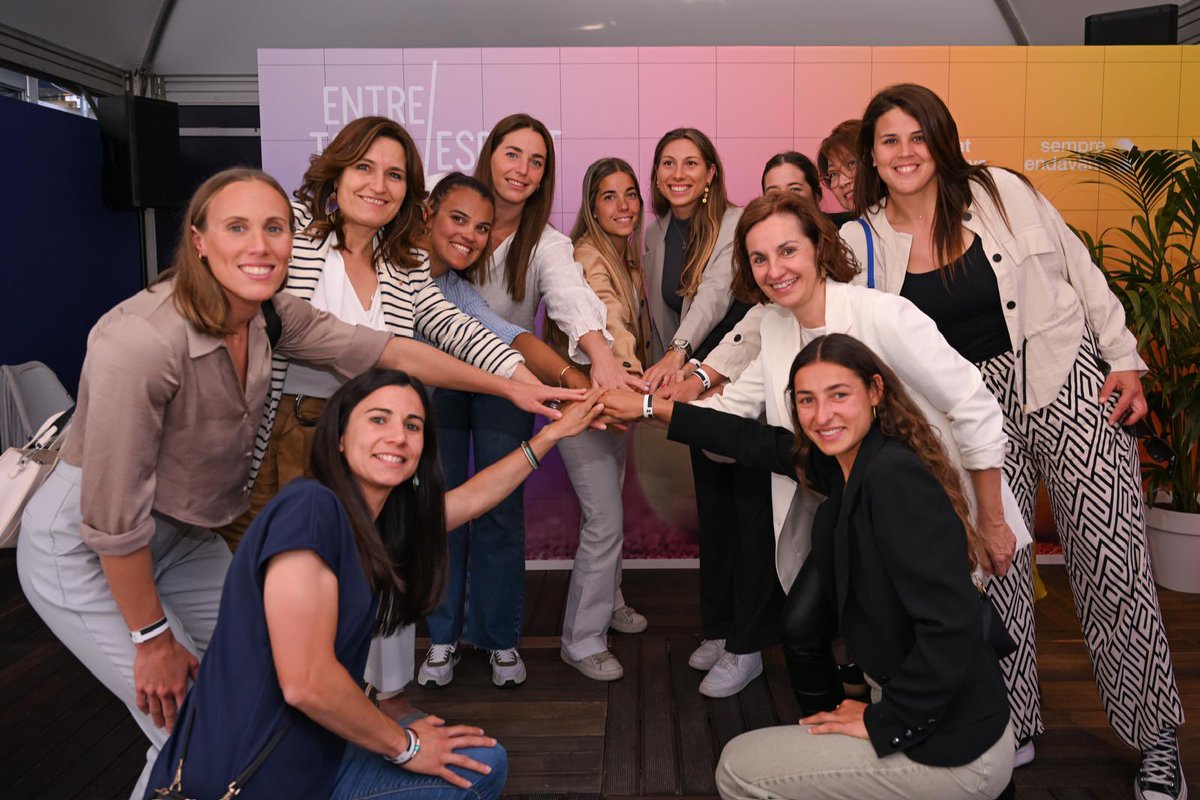 anna_caula's tweet photo. ESPAIS DE TROBADA \ esportistes, àrbitres i tècniques.

🗣️ veus diverses, referents de diferents esports @laiasanz @SaraGallego4v @Maica_GG @LauHerediaPenta amb àrbitres 🔝 i entrenadores de renom. 

🗣️ compartim reflexions, projectes i reptes conjunts.
@esportcat @LauraVilagra https://t.co/tghedG2zKe