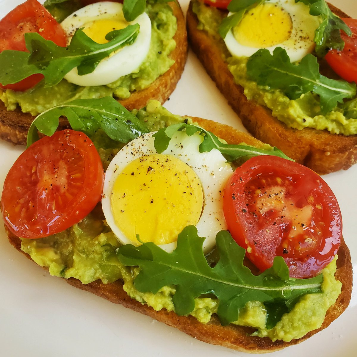 Who wants toast with guacamole, eggs, tomatoes, and arugula?
#food #cooking #baking #foodpoll