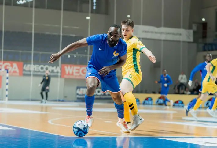 Futsal : la France invaincue depuis le début de saison et sur une série record de 9 victoires consécutives bat la Lituanie 5-0 et s’offre une finale contre l’Ukraine demain à 16h00 à suivre sur @sport_en_france 🇫🇷 @FFF @equipedefrance @fifacom_fr
