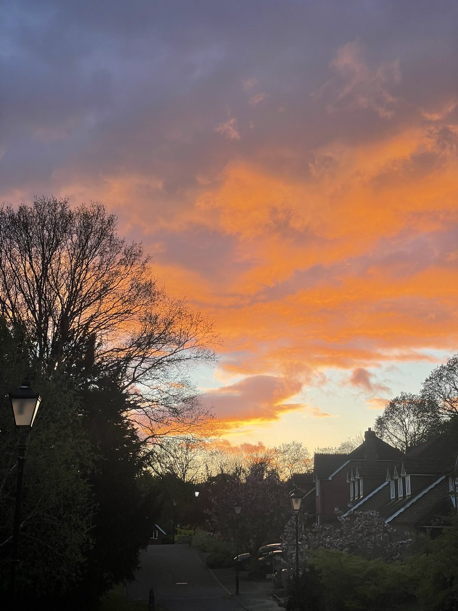 👦🏻#3: Mum mum mum Muuuummmmmmm…. I think you should go out and see the sky….I’ll come. 

👩🏽: Come on then.

Out we went to click the dramatic skies together. 

His. Mine. 🥰 

#redhill #reigate