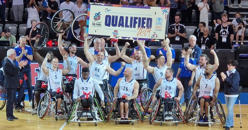 FRAparalympique's tweet photo. DE RETOUR AUX JEUX 🏀 
20 ans après, l'équipe de France masculine de basket fauteuil retrouvera les Jeux Paralympiques à @Paris2024 🇫🇷
La France réalise un sans-faute sur ce TQP en remportant son dernier match face au Maroc (87-60) 👊