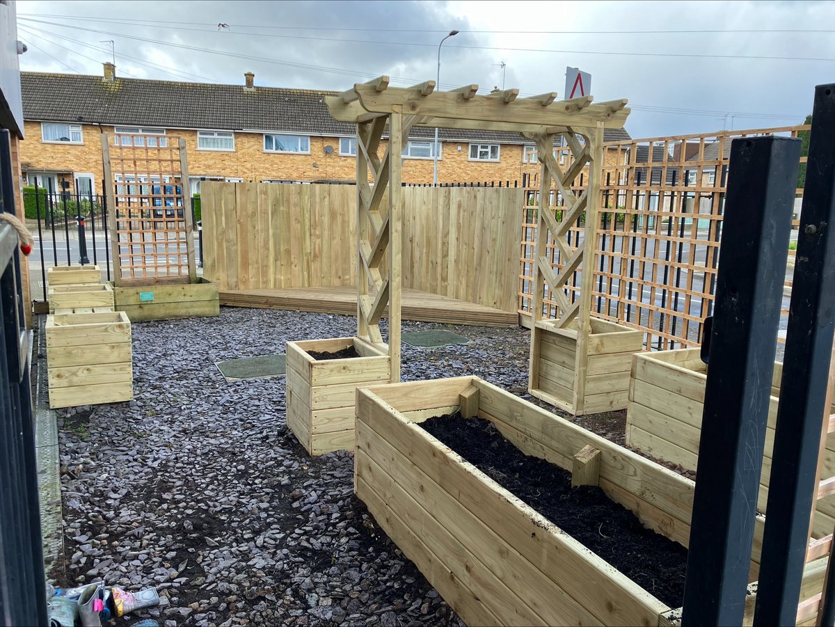 Cardiff_valeCP's tweet photo. Cardiff and the Vale of Glamorgan Community Payback Team have completed the groundwork, designed, manufactured and installed the pegola, fencing, decking, raised beds planters to enhance the small outdoor area within the Llanrumney Community Hub in Cardiff for all to enjoy. https://t.co/N4PQaPf4Pw