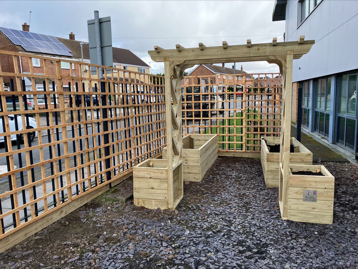 Cardiff_valeCP's tweet photo. Cardiff and the Vale of Glamorgan Community Payback Team have completed the groundwork, designed, manufactured and installed the pegola, fencing, decking, raised beds planters to enhance the small outdoor area within the Llanrumney Community Hub in Cardiff for all to enjoy. https://t.co/N4PQaPf4Pw