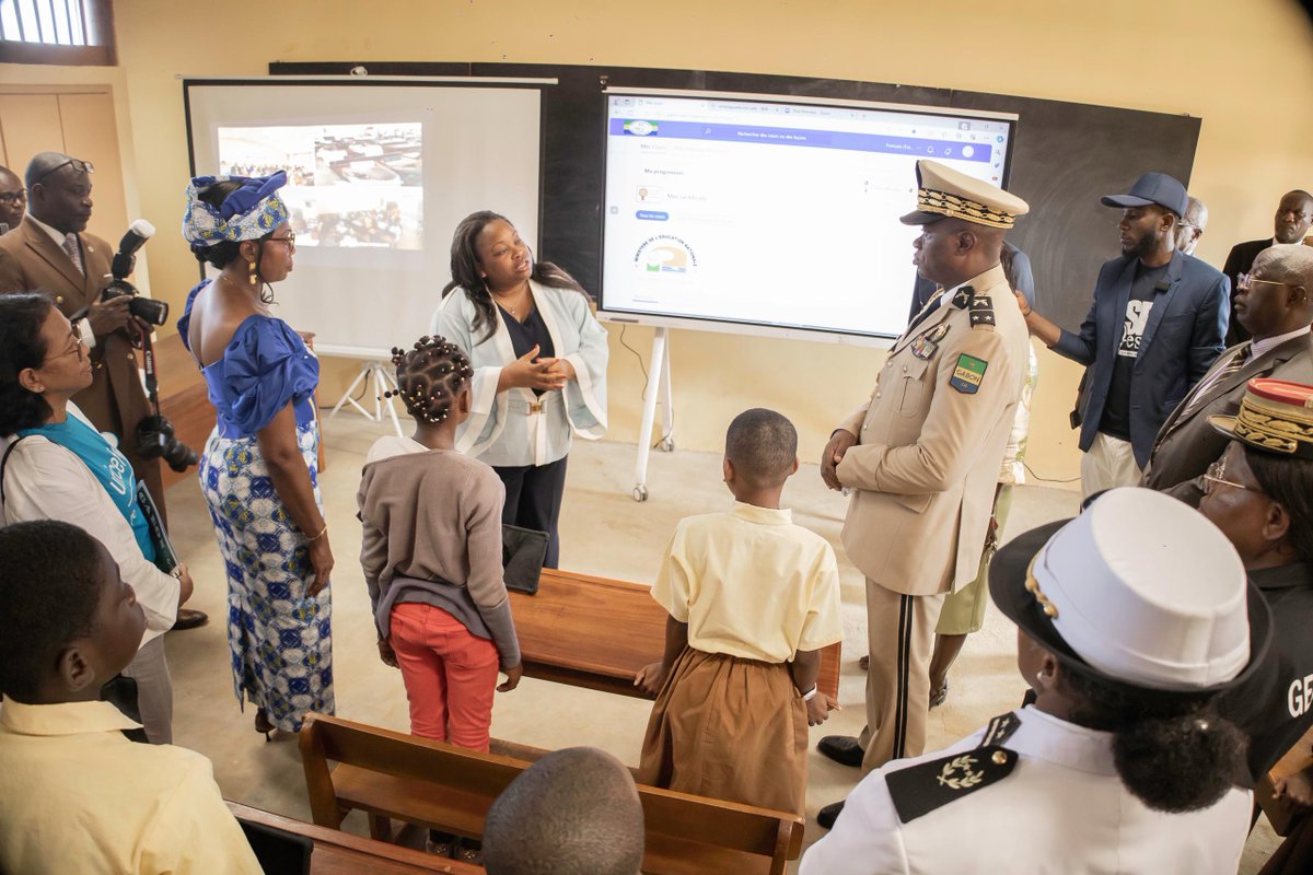 UNICEFGabon's tweet photo. 1/3 Le Président du @ctrigabon @oliguinguema a visité ce matin l’école digitale de Bikele Ziwac. Il a pu suivre une démonstration de cours en ligne avec les 18 élèves de la 5ème année en présence de @CameliaLeclercq, Ministre de l’Éducation nationale.  
@Airtel_GA @UNICEFAfrica https://t.co/IoVsgyk8Z3