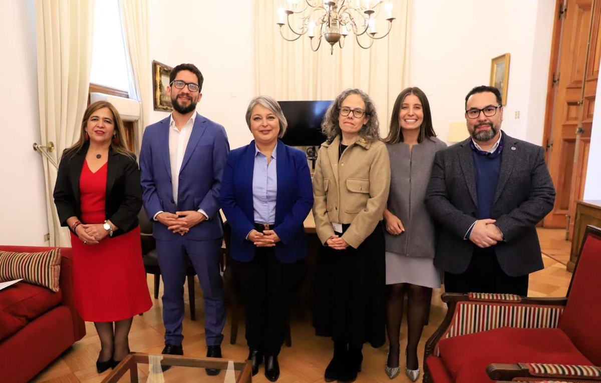 🇨🇱 | Esta mañana en el marco de su misión a Chile, la Directora Regional de @OITAmericas, Ana Virginia Moreira, se reunió con la Ministra del @MintrabChile, @jeannette_jara, el Subsecretario @SubsecTrabajo, @gboccardobosoni y la Secretaria Ejecutiva de @chilevalora,@RivilloXimena