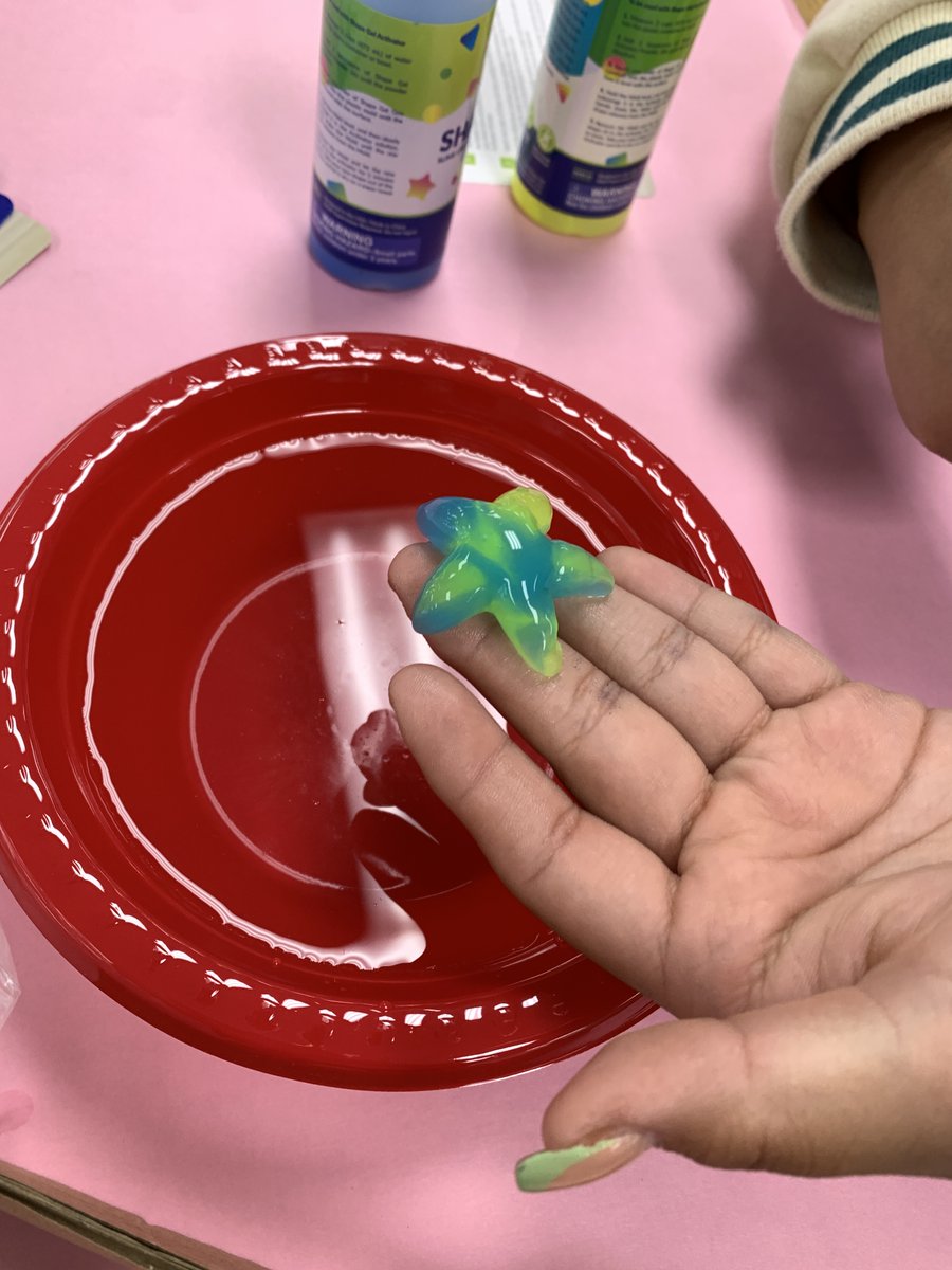 @Ysleta_YWLA girls create gel shapes using chemistry, specifically Calcium Chloride! This compound has many uses from de-icing roads to food packaging to avoid spoilage. Today, Science 🧪 + Art 🎨 = A Polymer Shape!⭐️. @YsletaISD @YISDLibServices