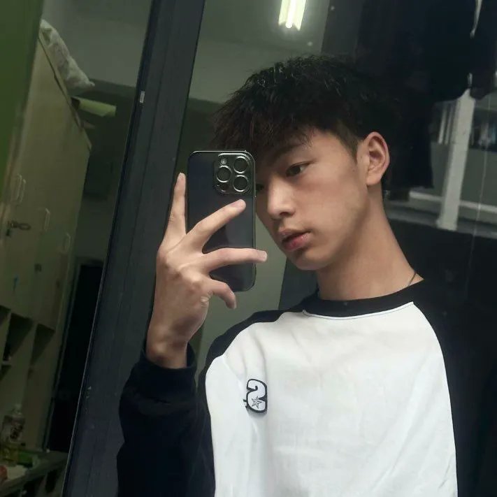 大一体育生，人有点痴，身材非常结实，东西粗大，这款有大哥喜欢的吗？ #原创直男 #直男调教   #直男体育生   ＃直男 ＃金主 #直男诱惑 #直男资源 ＃直男飞机  #直男控  #直男牛  #直男m  #直男