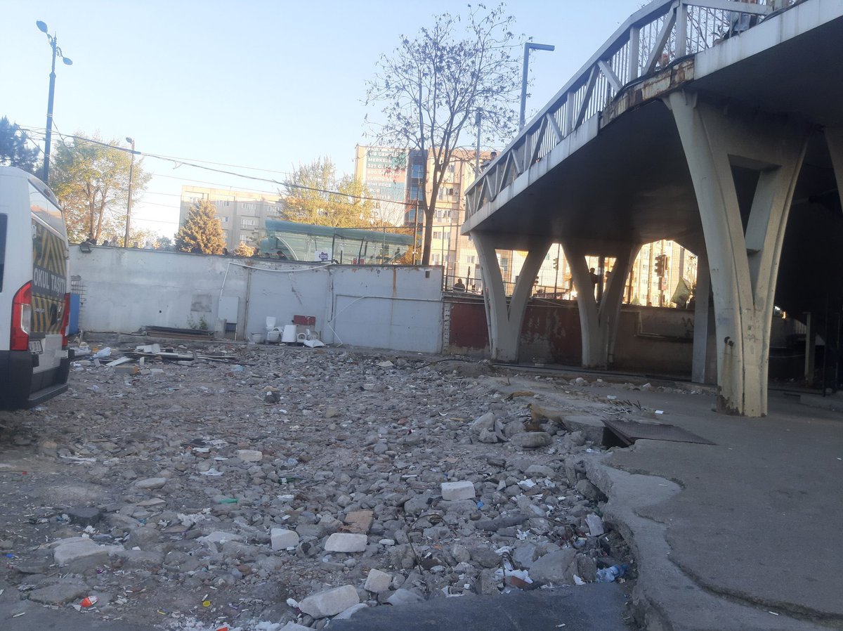 İBB yönetimi Cevizlibağ metrobüs üstgeçitinin altında bulunan mescid,yıkılarak kaldırıldı. Sizin derdiniz hizmet etmek değil.. Via: @Gundem_ist