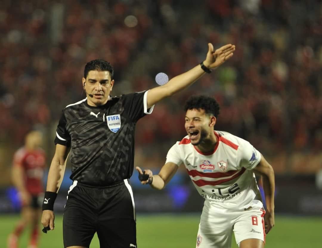 في مصر الحكاية أبعد من تحيز التحكيم ، المخرج يمتنع عن إعادة اللقطات المثيرة للجدل إذا كانت لمصلحة الزمالك ويعيدها من ٢٠ زاوية بحثا عن أي شيء للأهلي ، إبراهيم نور الدين والvar تغاضوا عن ركلة جزاء للزمالك وطرد على الأهلي ورغم هذا فاز الزمالك
#الاهلي_الزمالك