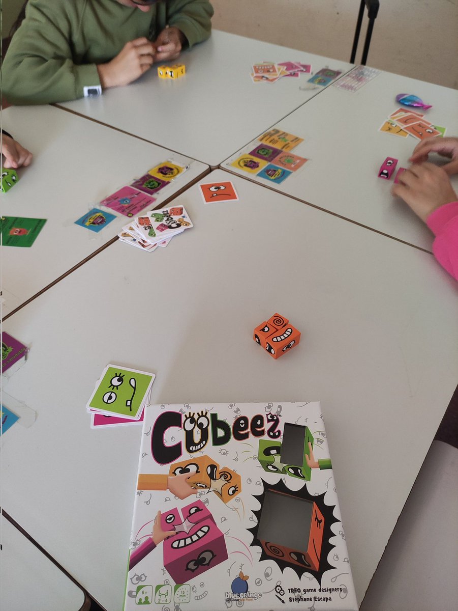 RaquelRamiro8's tweet photo. #cubeez un juego de dados y cartas de @blueorangenews donde tienes que pensar muy rápido para construir una carita feliz, triste, divertida, enfadada, sorprendida... Los protectores de #losreinosdelbienestar se divierten mogollón #ABJ #aprendizajeludico @refuerzodiver https://t.co/pvD9Jiunyp