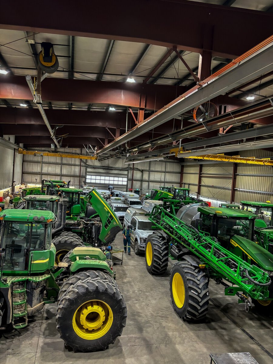 Gearing up for the busy season ahead!  Our reliable fleet of service trucks are primed and ready to assist you with on-farm service calls!
Need us? We are here 📷 bit.ly/3Q3taOD
#servicecalls #onfarm #customerservice #farming #repairs