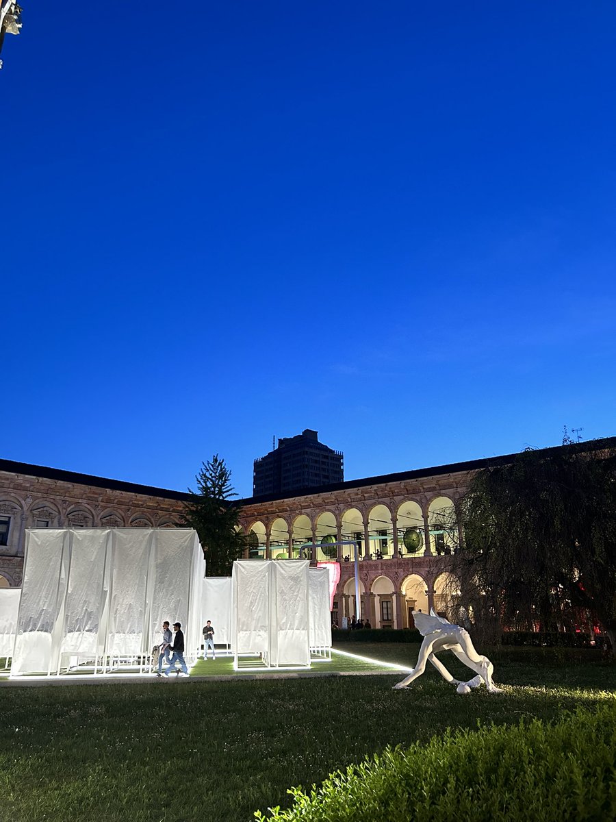 RobertaPaliotti's tweet image. La “mia” Università, bella di suo, arricchita di bellissime installazioni, di colori, di tanta gente e tanti amici.
Ci voleva, alla fine di una giornata pessima.

#FuoriSalone #Interni