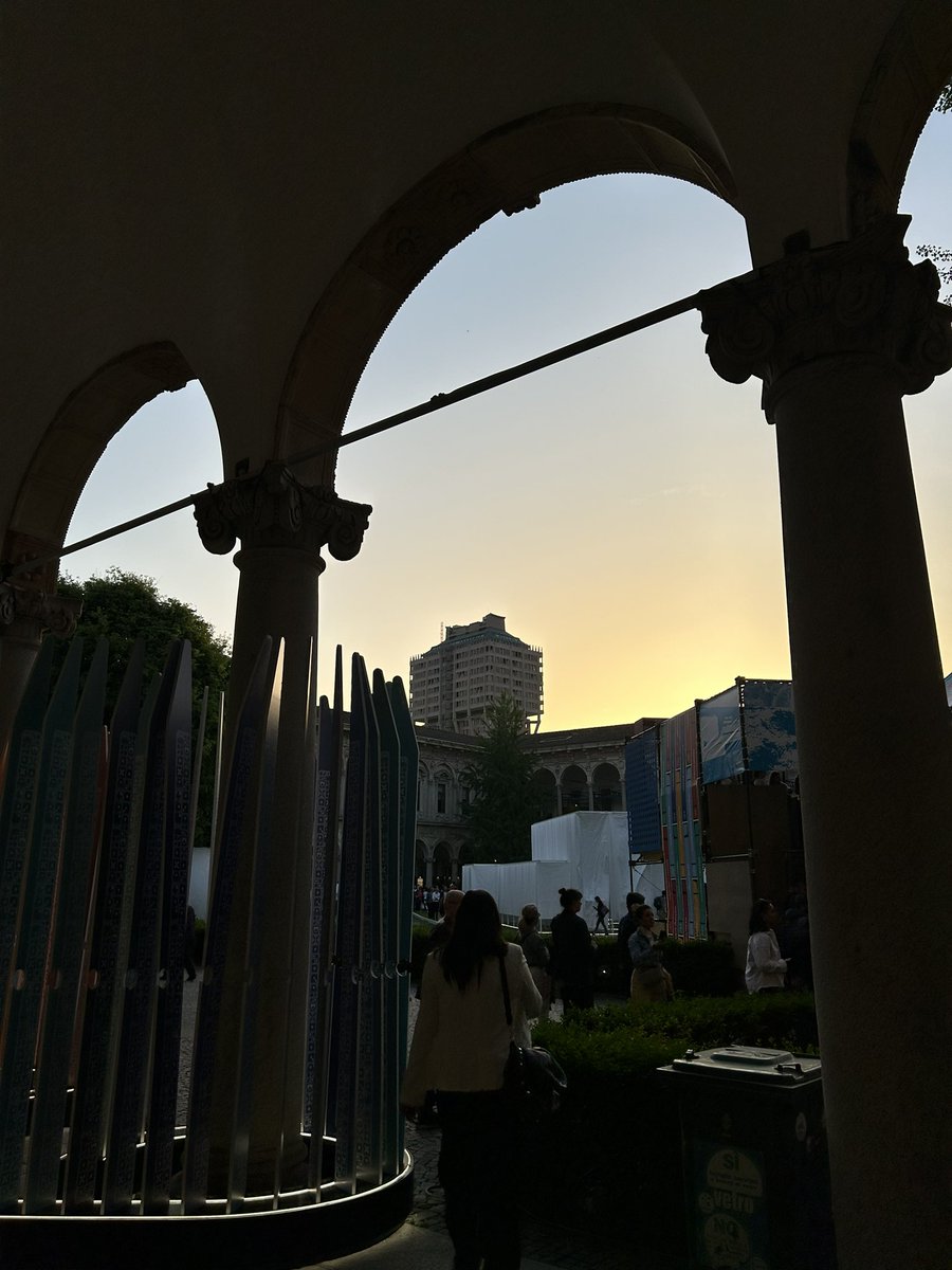 RobertaPaliotti's tweet image. La “mia” Università, bella di suo, arricchita di bellissime installazioni, di colori, di tanta gente e tanti amici.
Ci voleva, alla fine di una giornata pessima.

#FuoriSalone #Interni