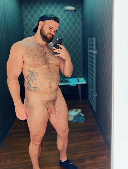 Dressing room shenanigans 😈 https://t.co/TgvhtAQfgr