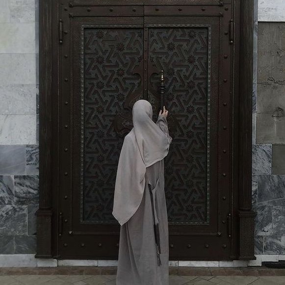 imam_gazzali1's tweet photo. “Sakın ümitsizliğe kapılıp kapılar kapandı deme! Kapıyı ısrarla vurana, kapı bir gün açılır.”  

(Allah'a Güven) https://t.co/3UnoGVKnIh