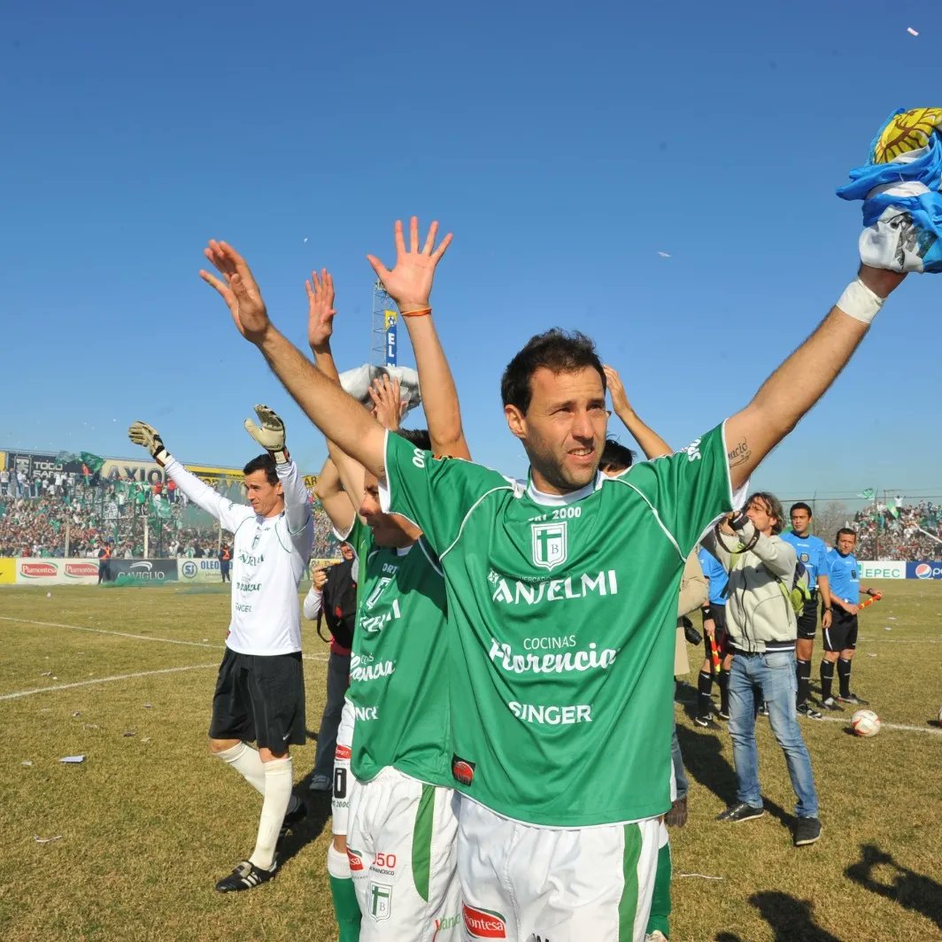 ArosteguiJuan's tweet photo. Desde chico, mi viejo me inculcó esta pasión. Con los años, el sentimiento se hizo cada más fuerte. Cumplí el sueño de defender tu camiseta, de la que soy hincha. Hoy, con la responsabilidad del caso, la vida me encuentra presidiendo.

Felices 110 años, viejo y glorioso Sportivo! https://t.co/2jwVk5lRyd